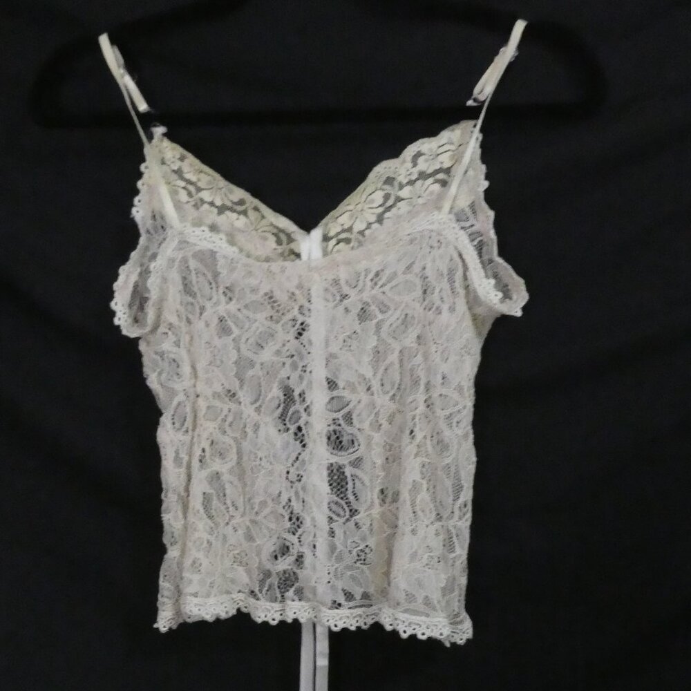 Elegant Lace V-Neck Camisole Top With 3 Button Front Detail P2P 13.5 inches - Picture 2 of 16